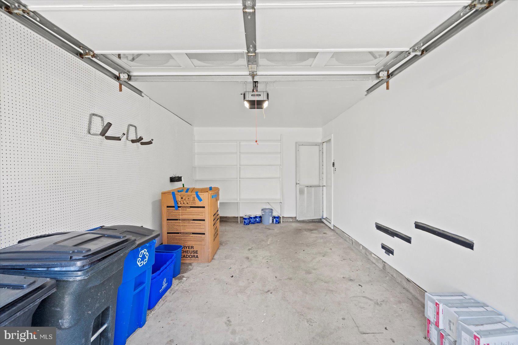 MANOR LAKE - Residential