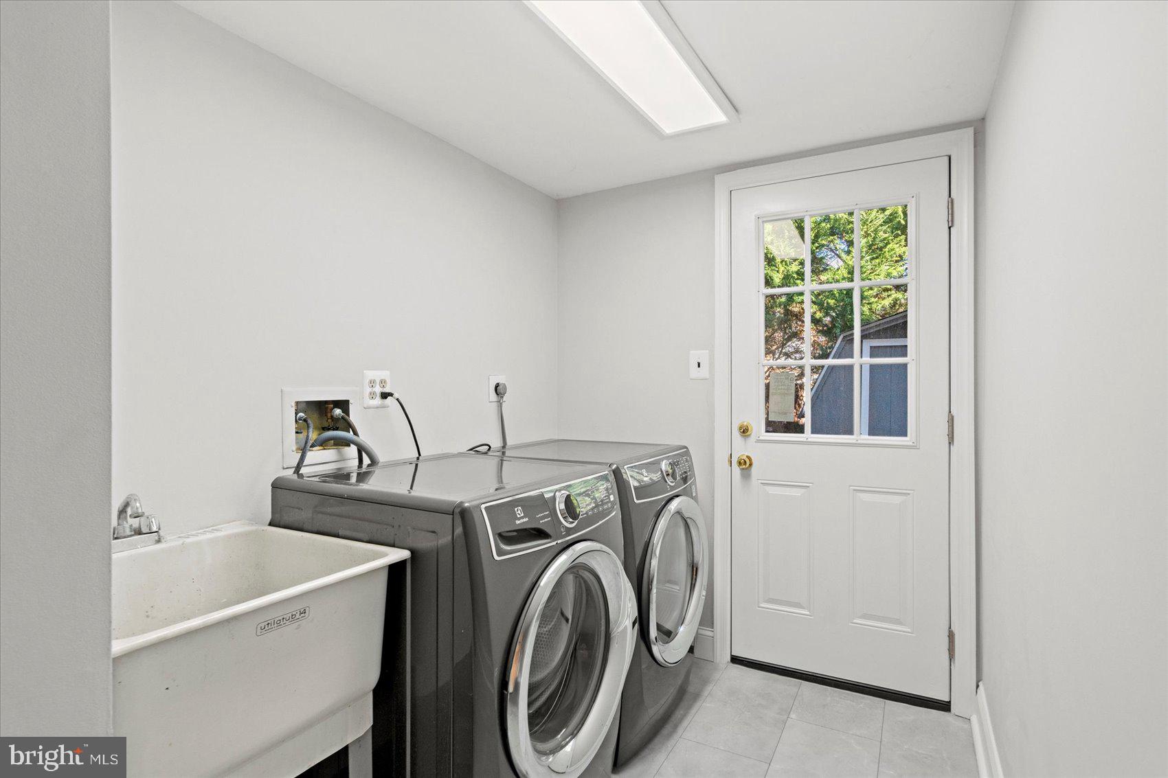 MANOR LAKE - Residential