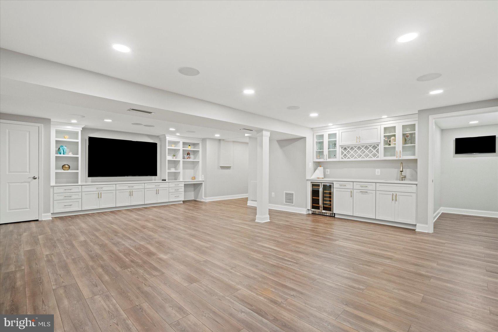 MANOR LAKE - Residential