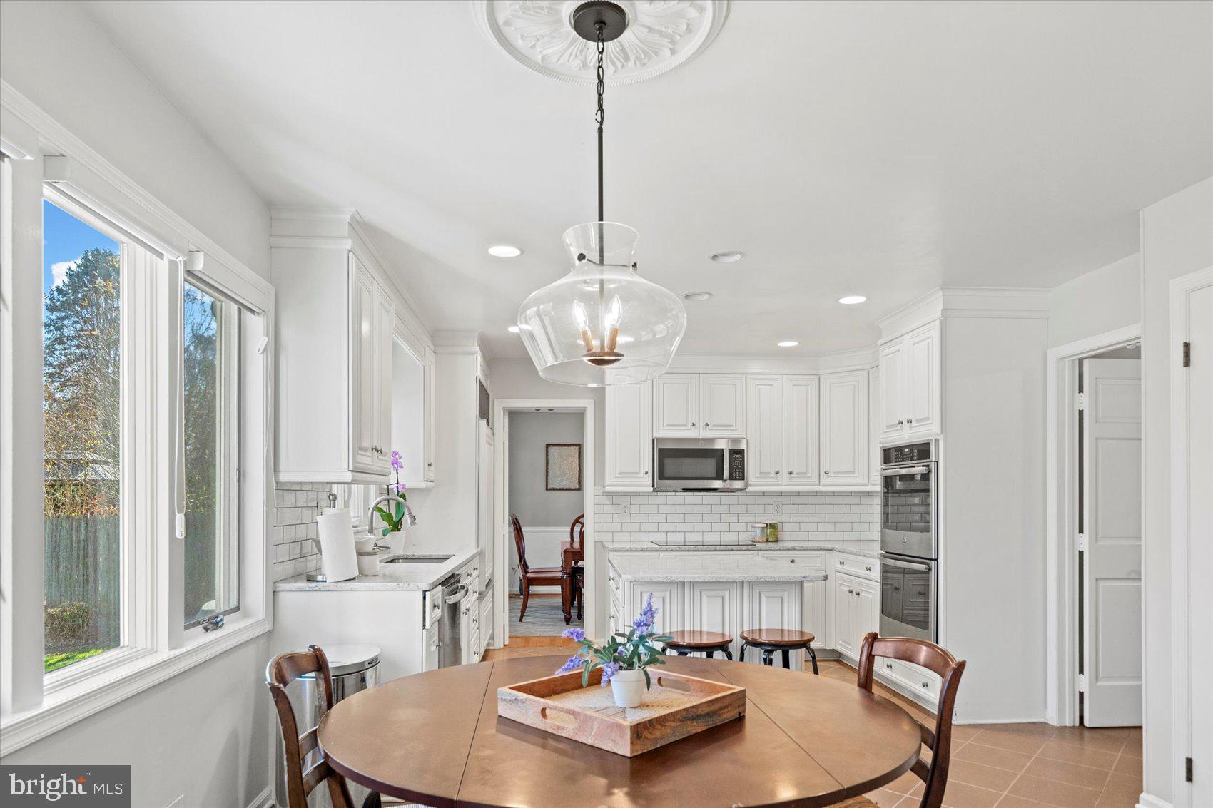 MANOR LAKE - Residential