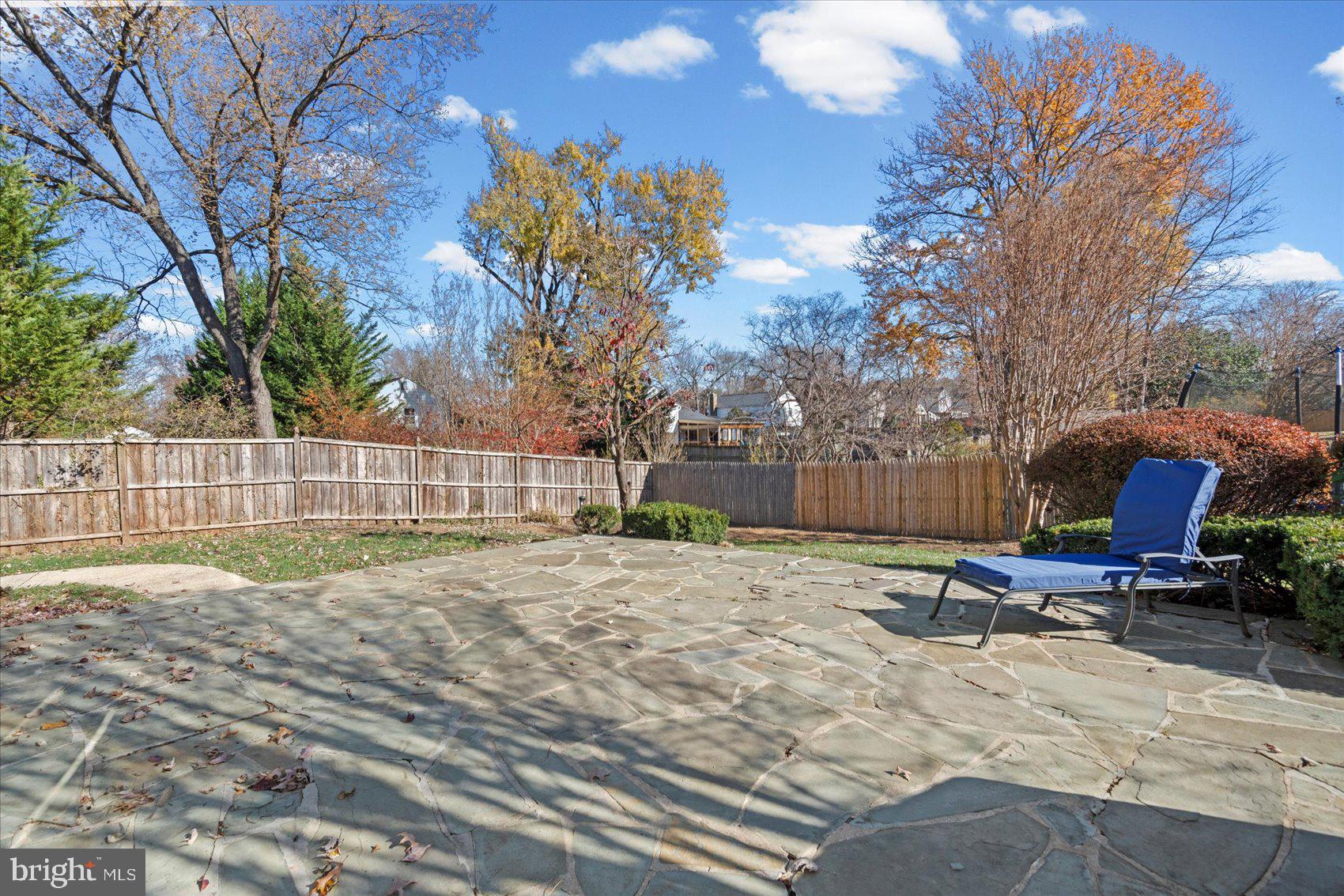 MANOR LAKE - Residential