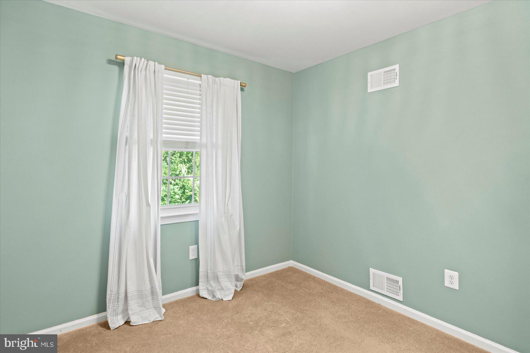 MANOR LAKE - Residential