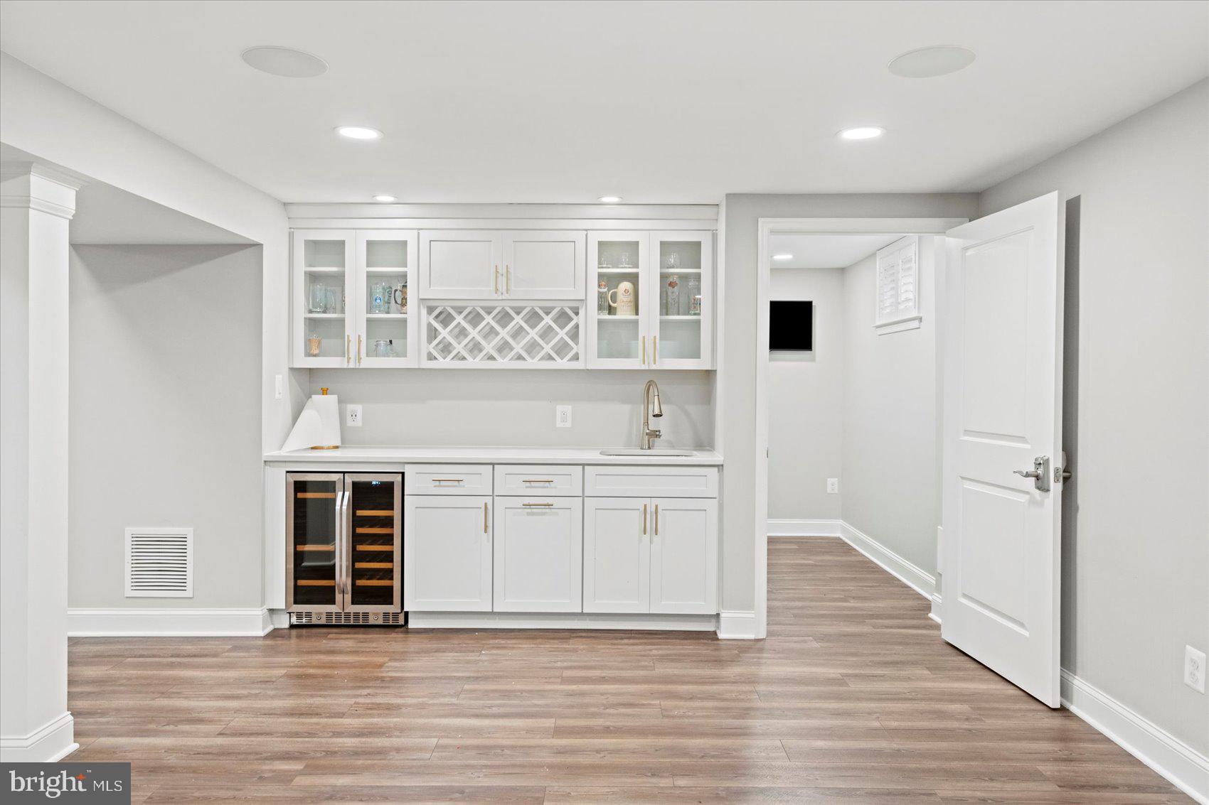 MANOR LAKE - Residential