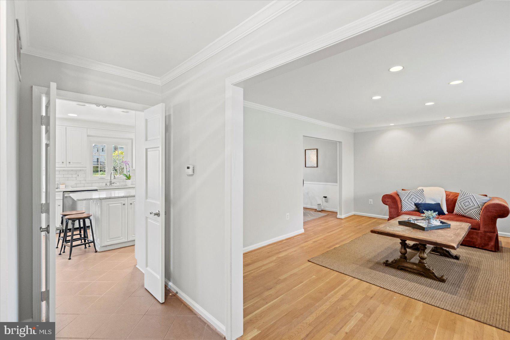 MANOR LAKE - Residential