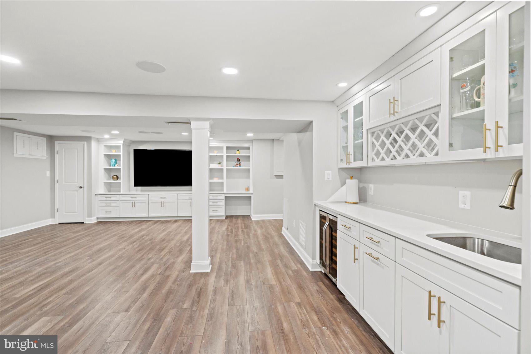 MANOR LAKE - Residential