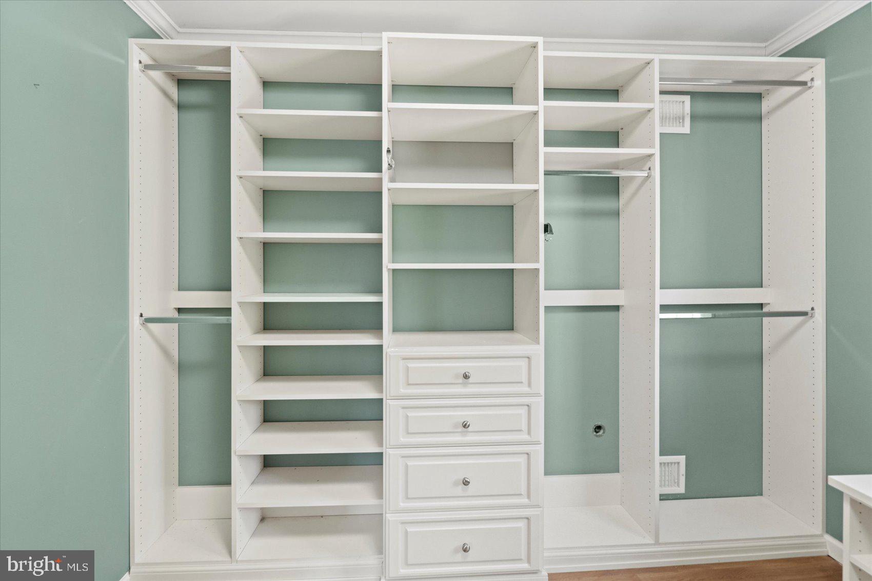 MANOR LAKE - Residential