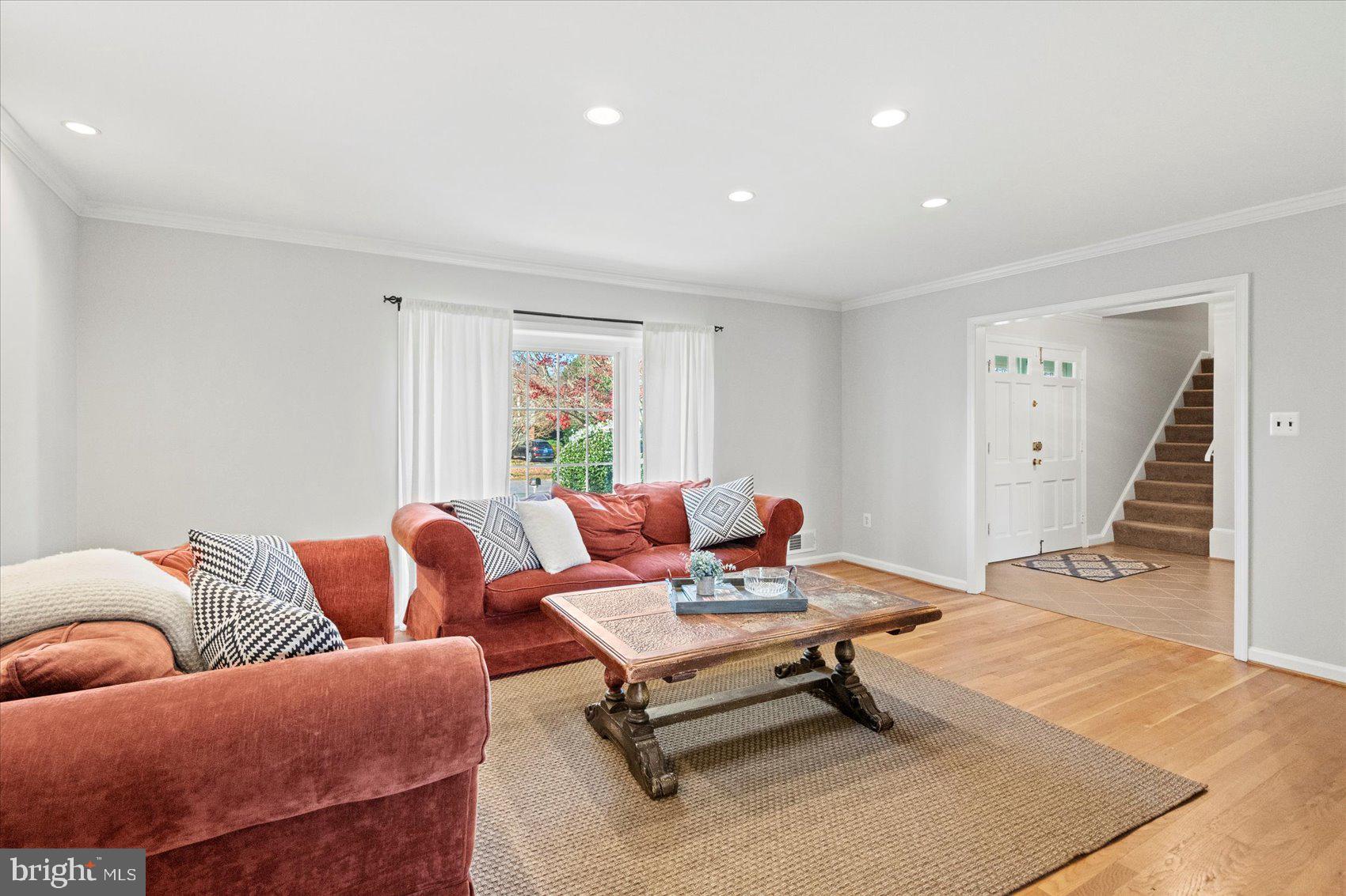 MANOR LAKE - Residential