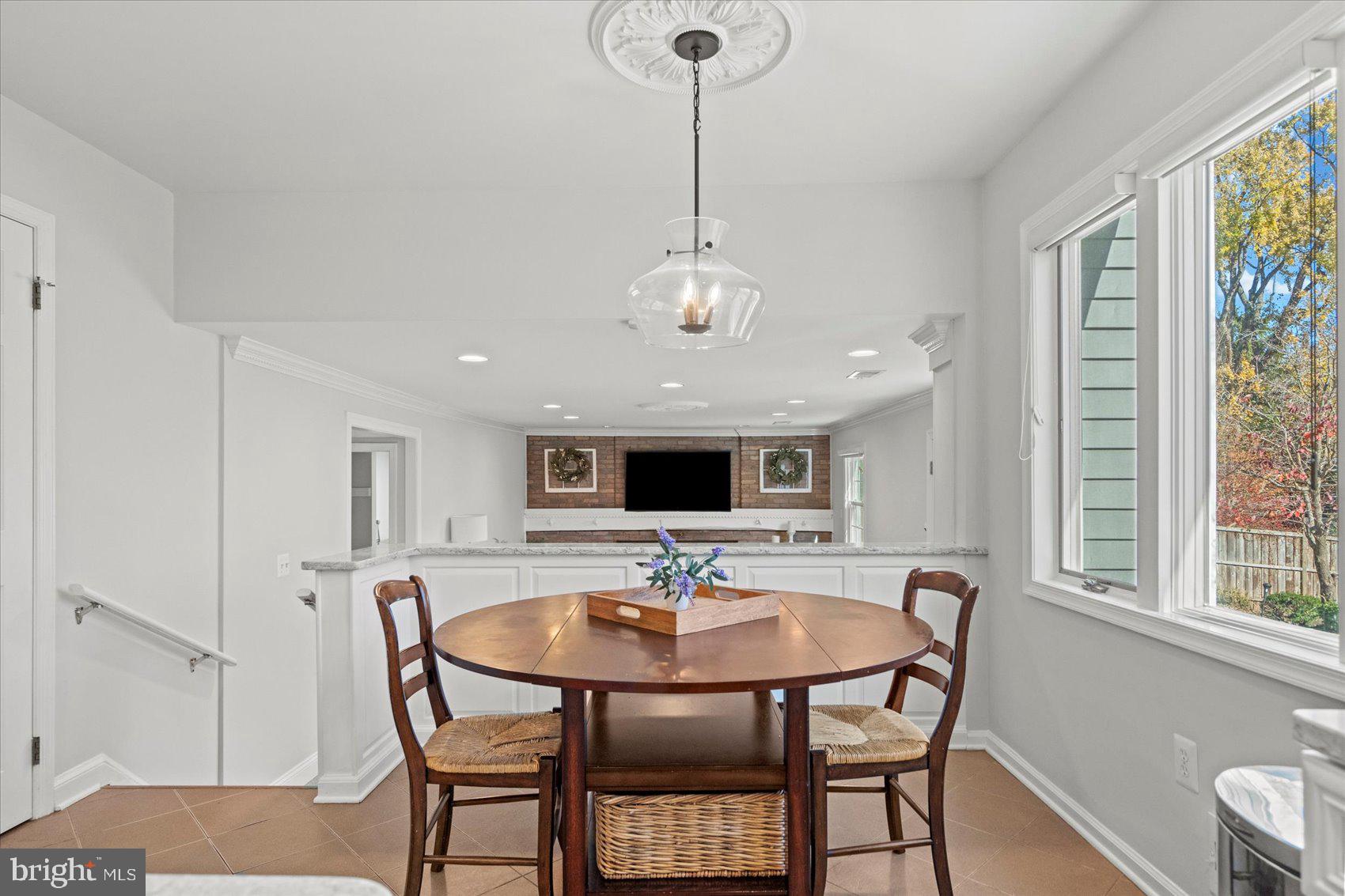 MANOR LAKE - Residential