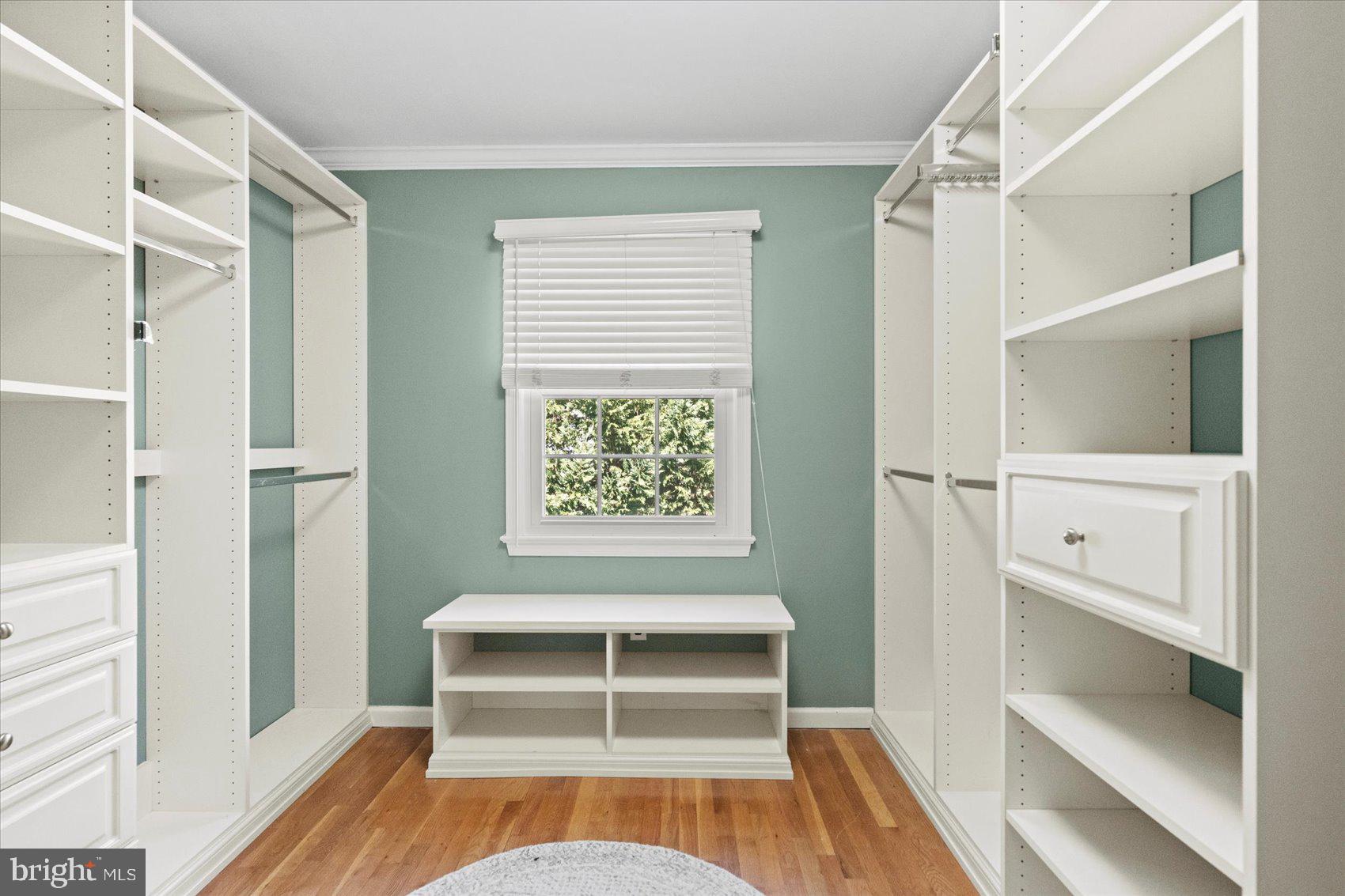 MANOR LAKE - Residential