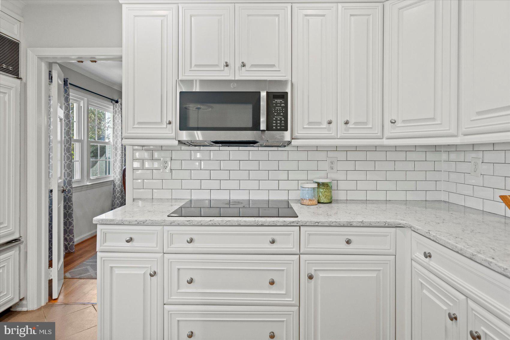 MANOR LAKE - Residential