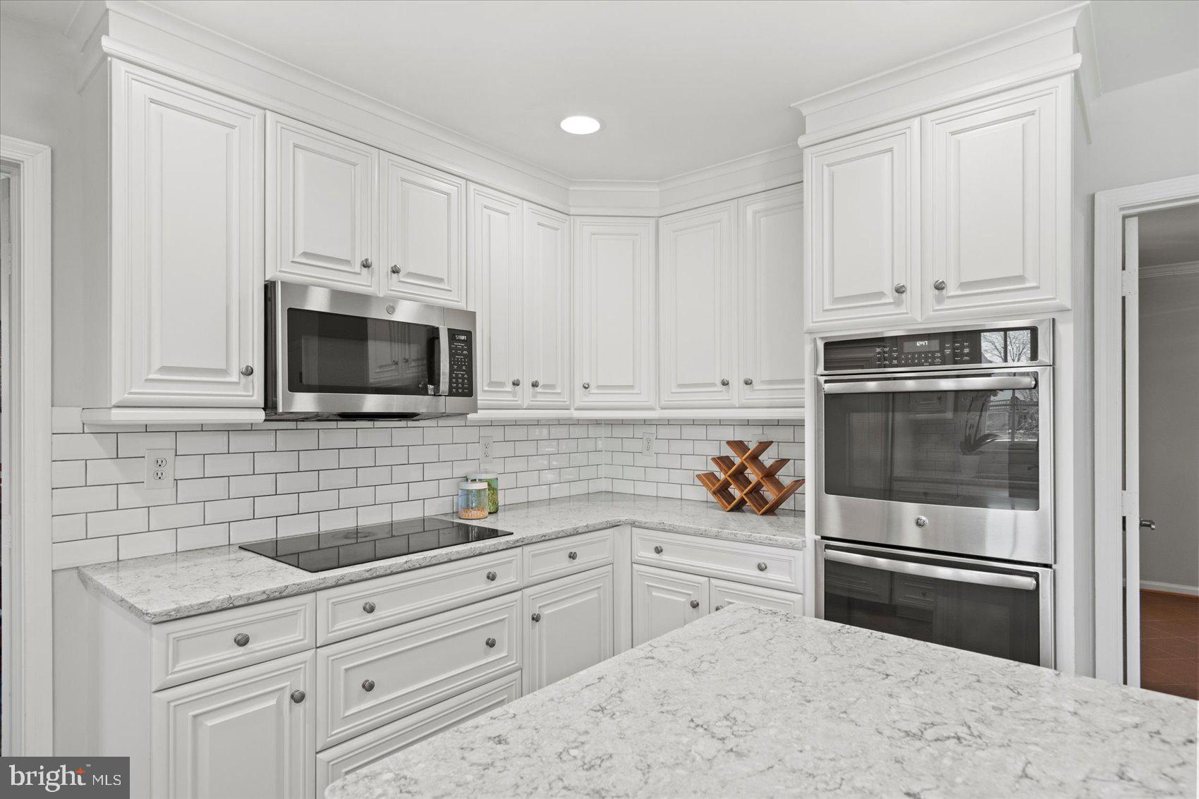 MANOR LAKE - Residential