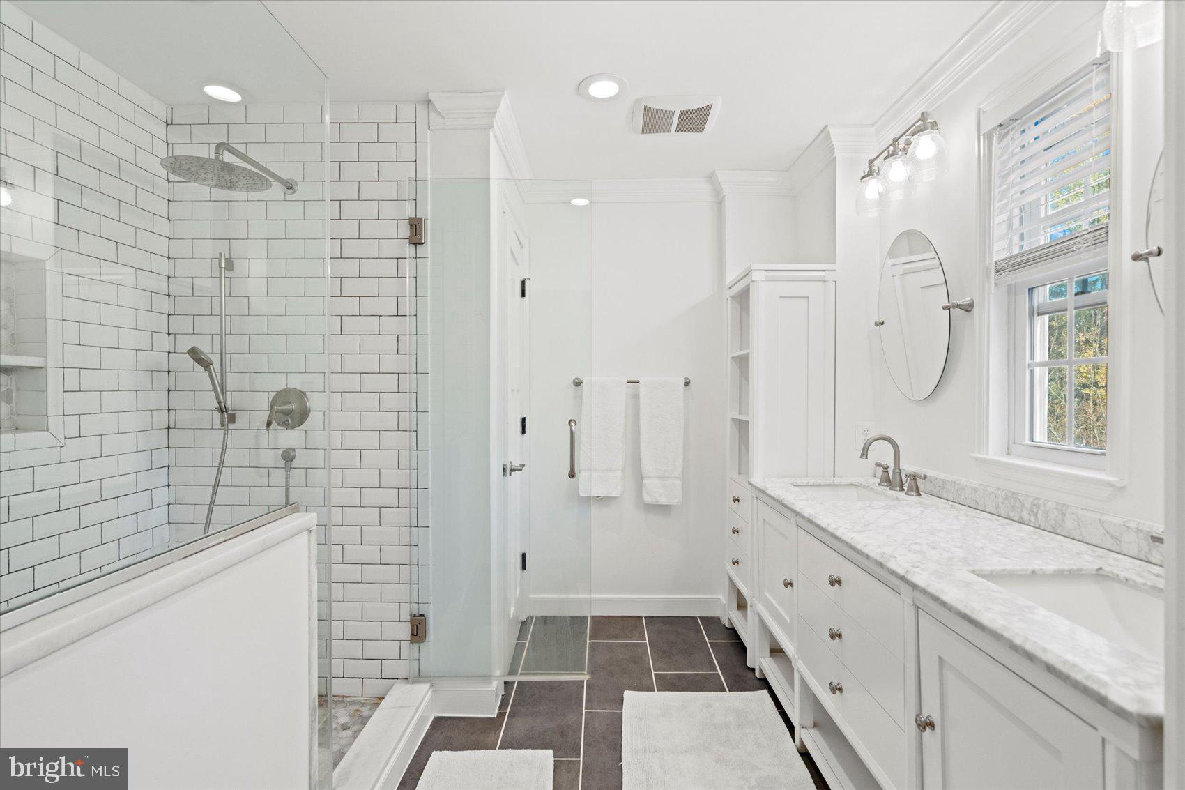 MANOR LAKE - Residential