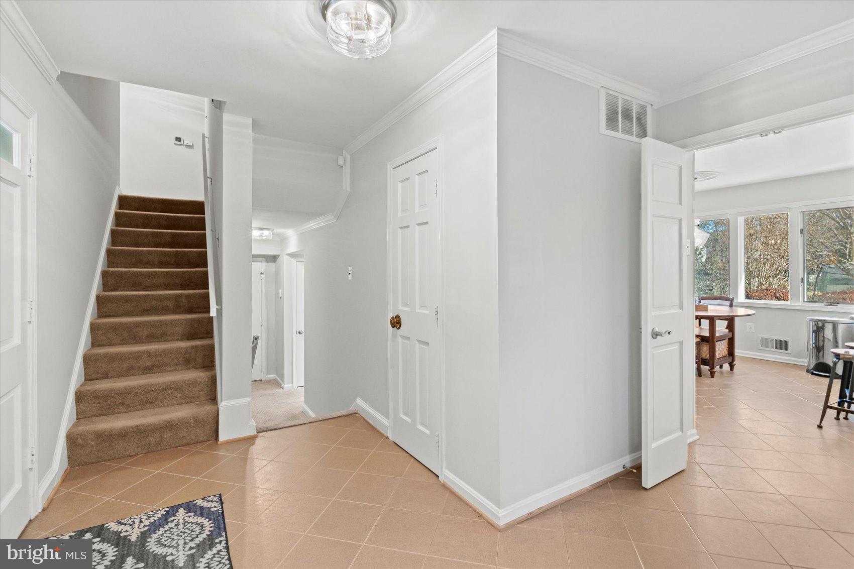 MANOR LAKE - Residential