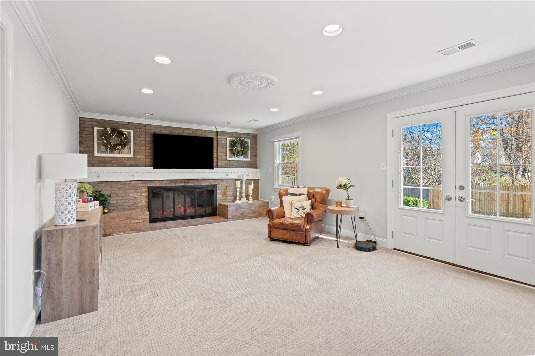 MANOR LAKE - Residential