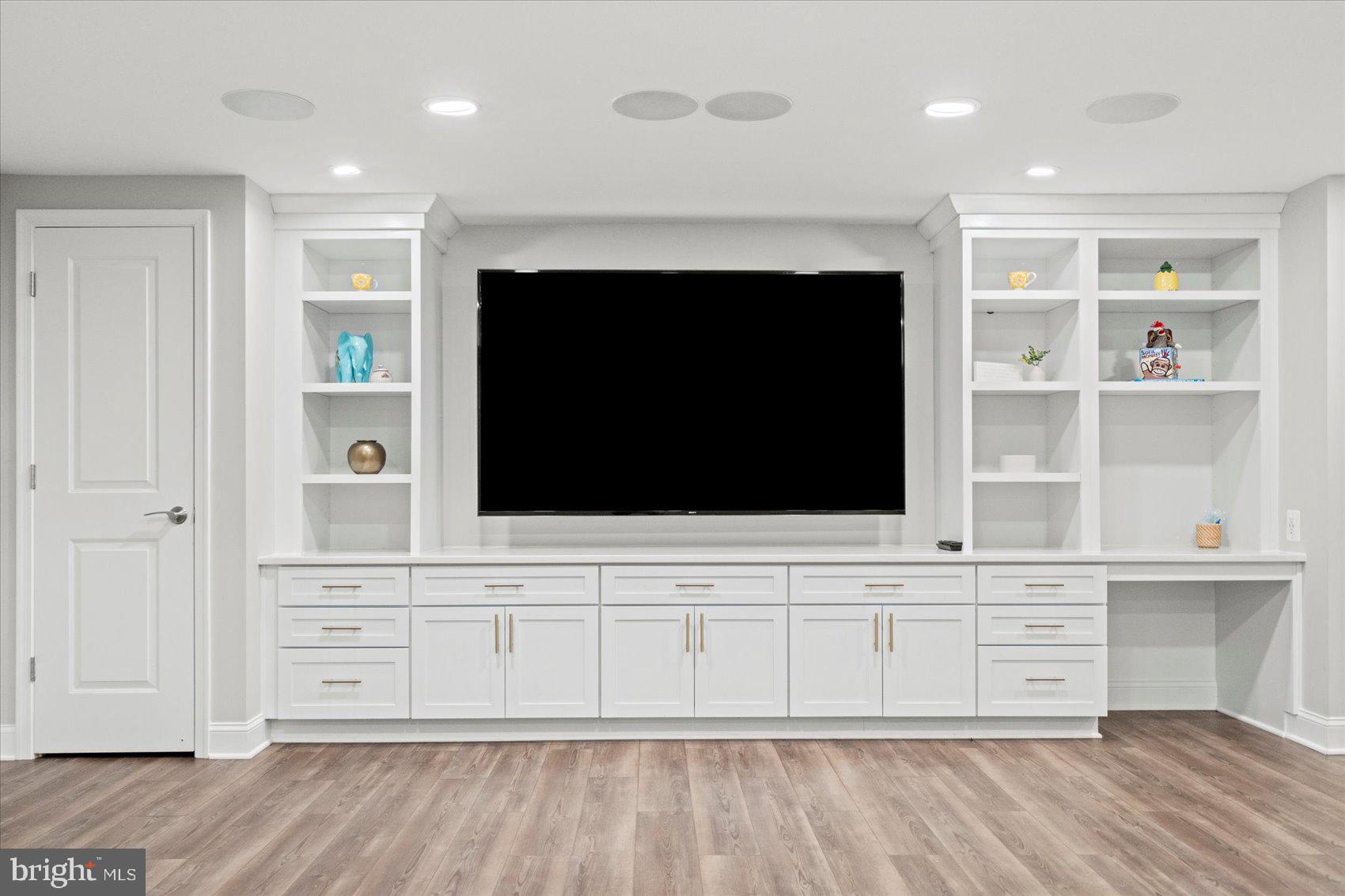 MANOR LAKE - Residential