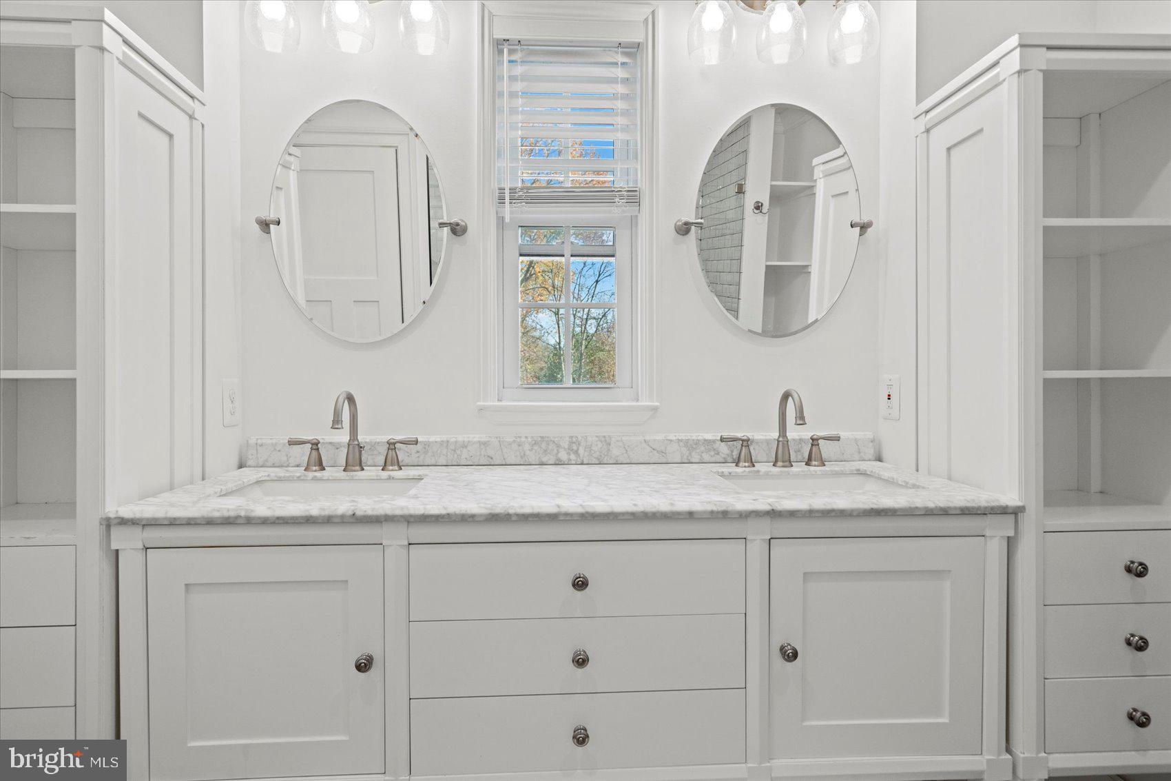 MANOR LAKE - Residential