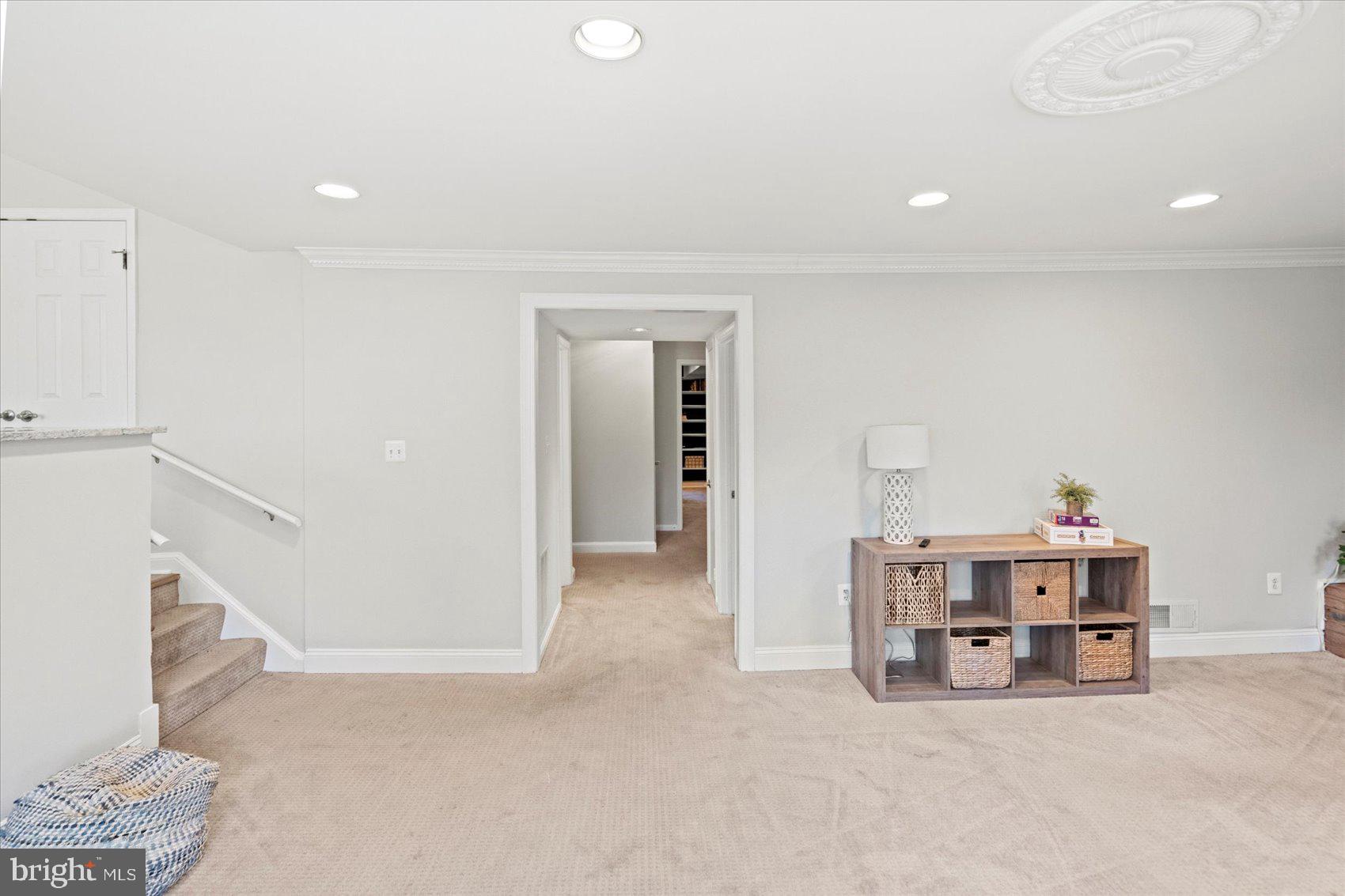 MANOR LAKE - Residential