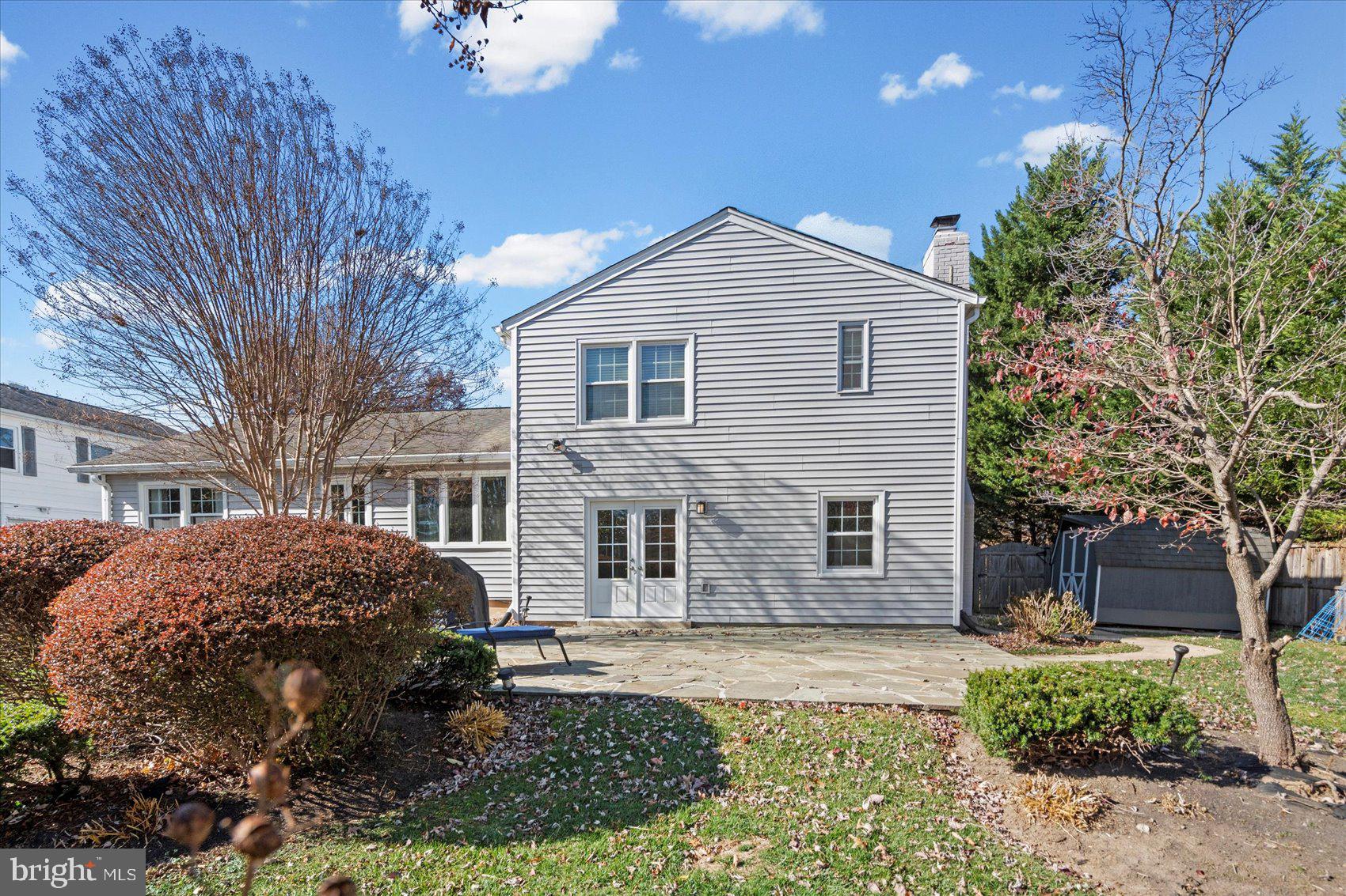 MANOR LAKE - Residential