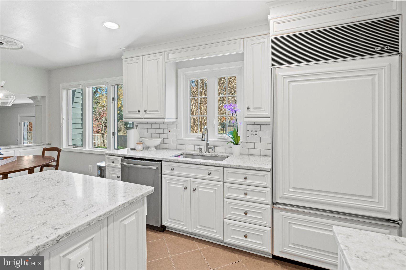 MANOR LAKE - Residential