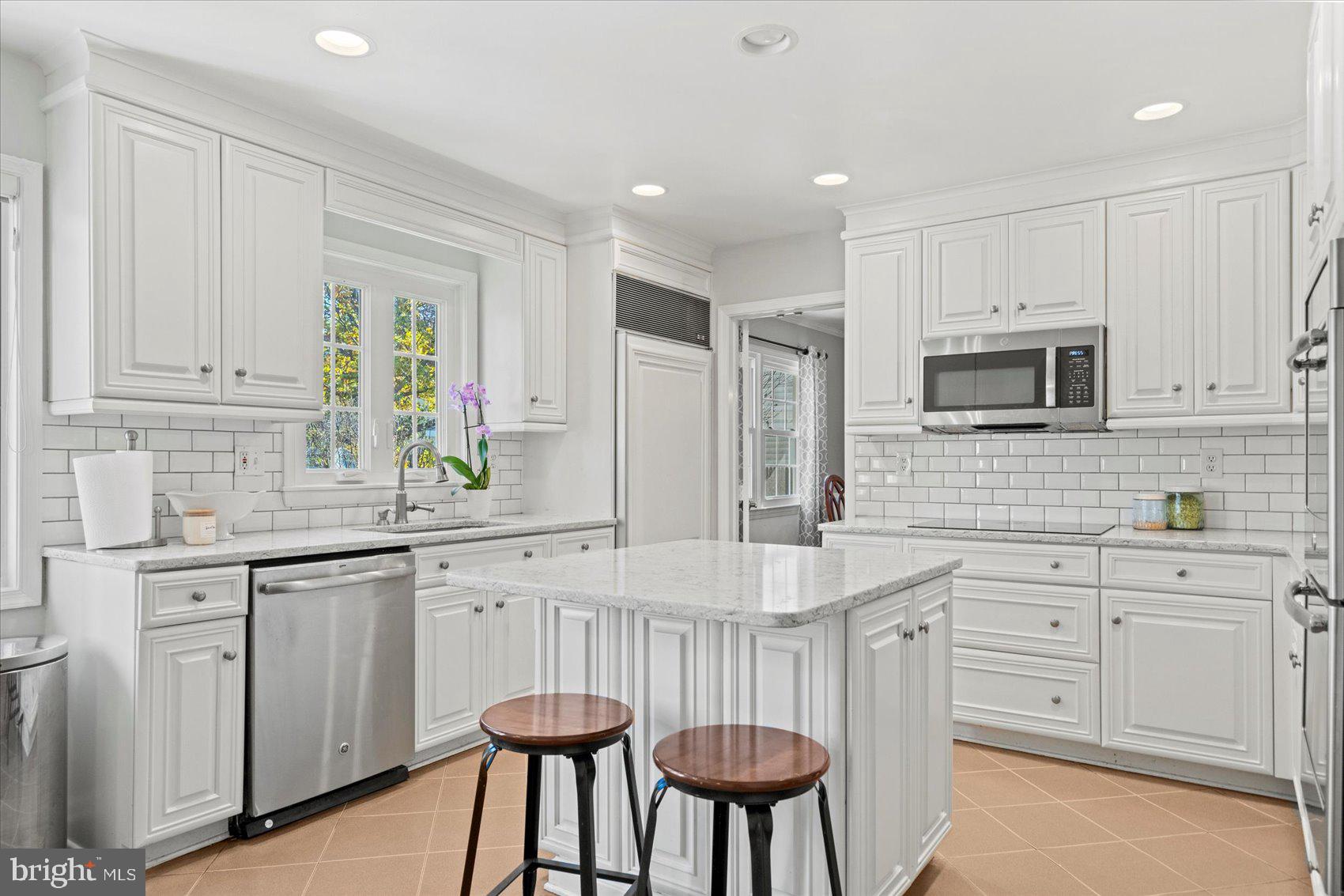 MANOR LAKE - Residential