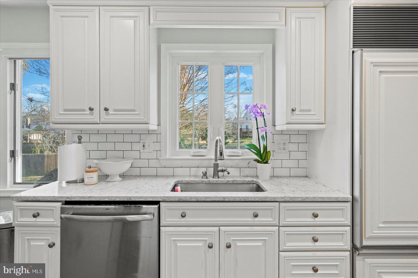 MANOR LAKE - Residential