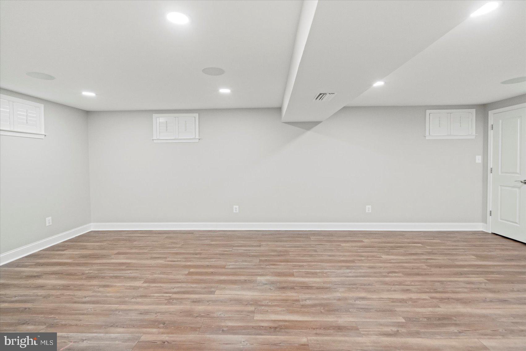 MANOR LAKE - Residential