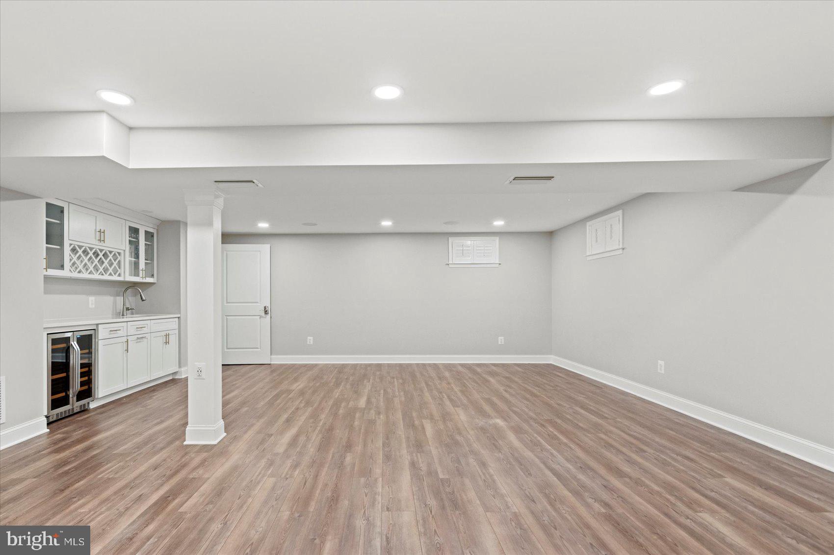 MANOR LAKE - Residential