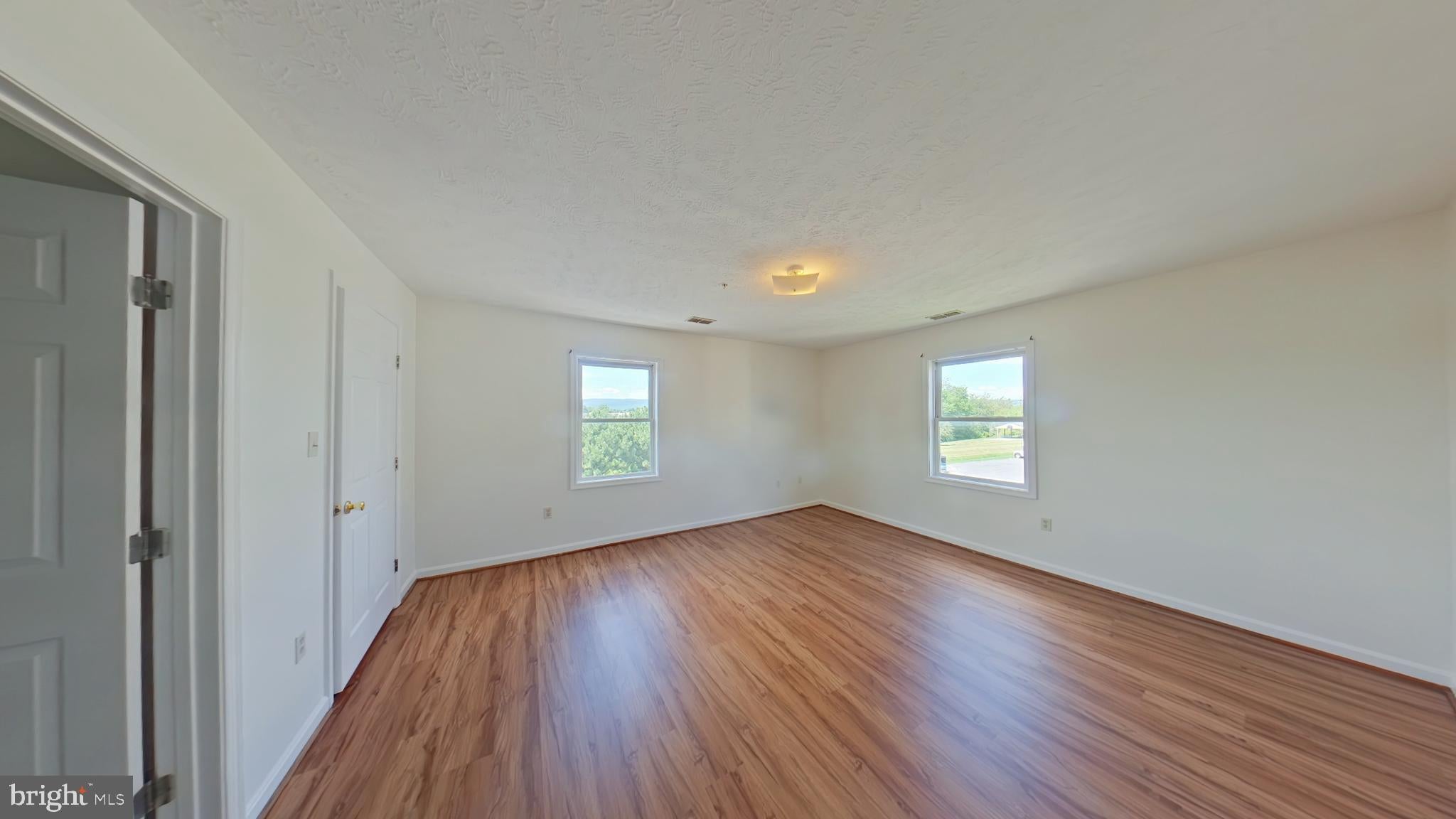 1290 OX ROAD E12