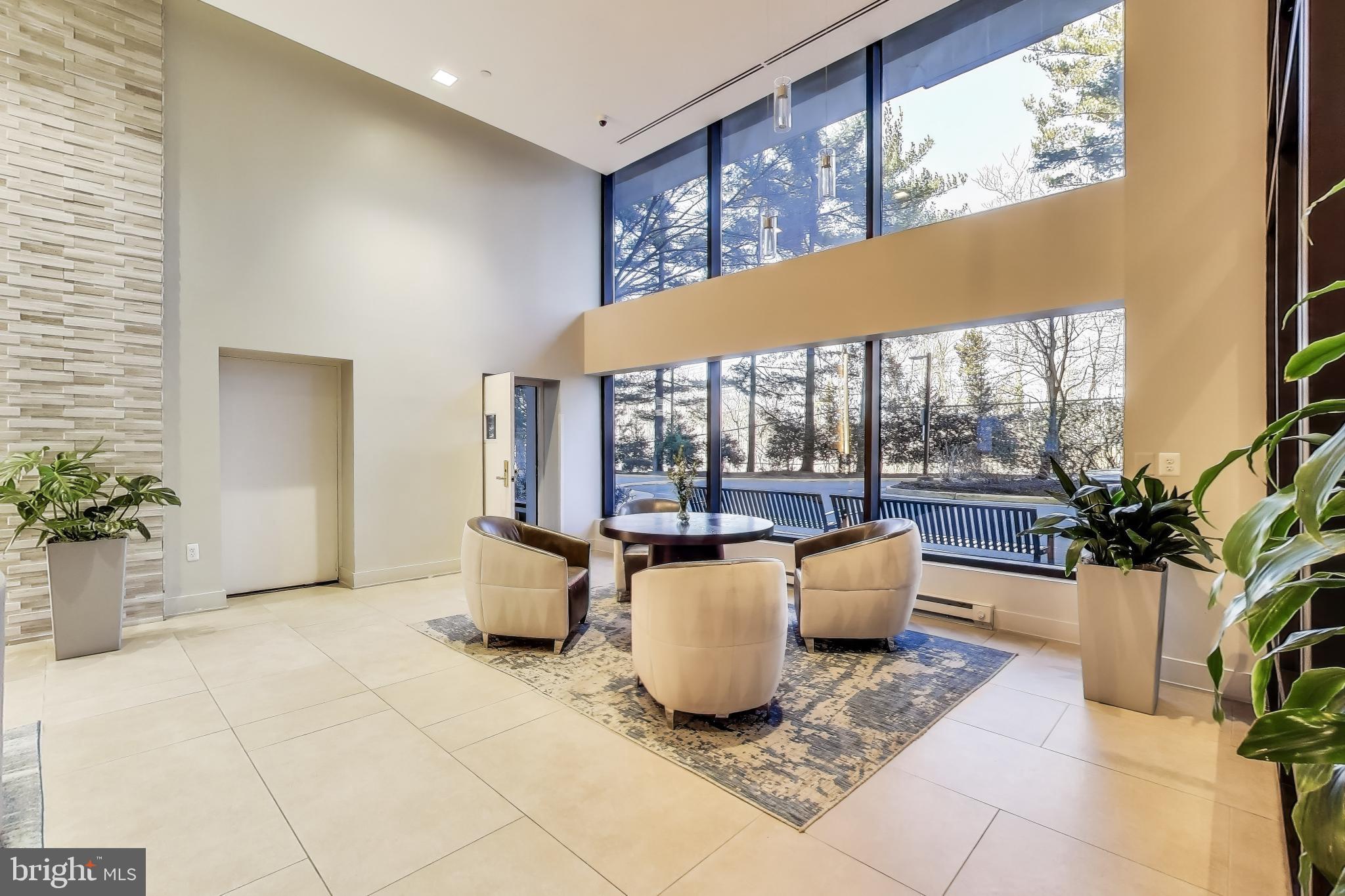 LAKESIDE PLAZA - Residential