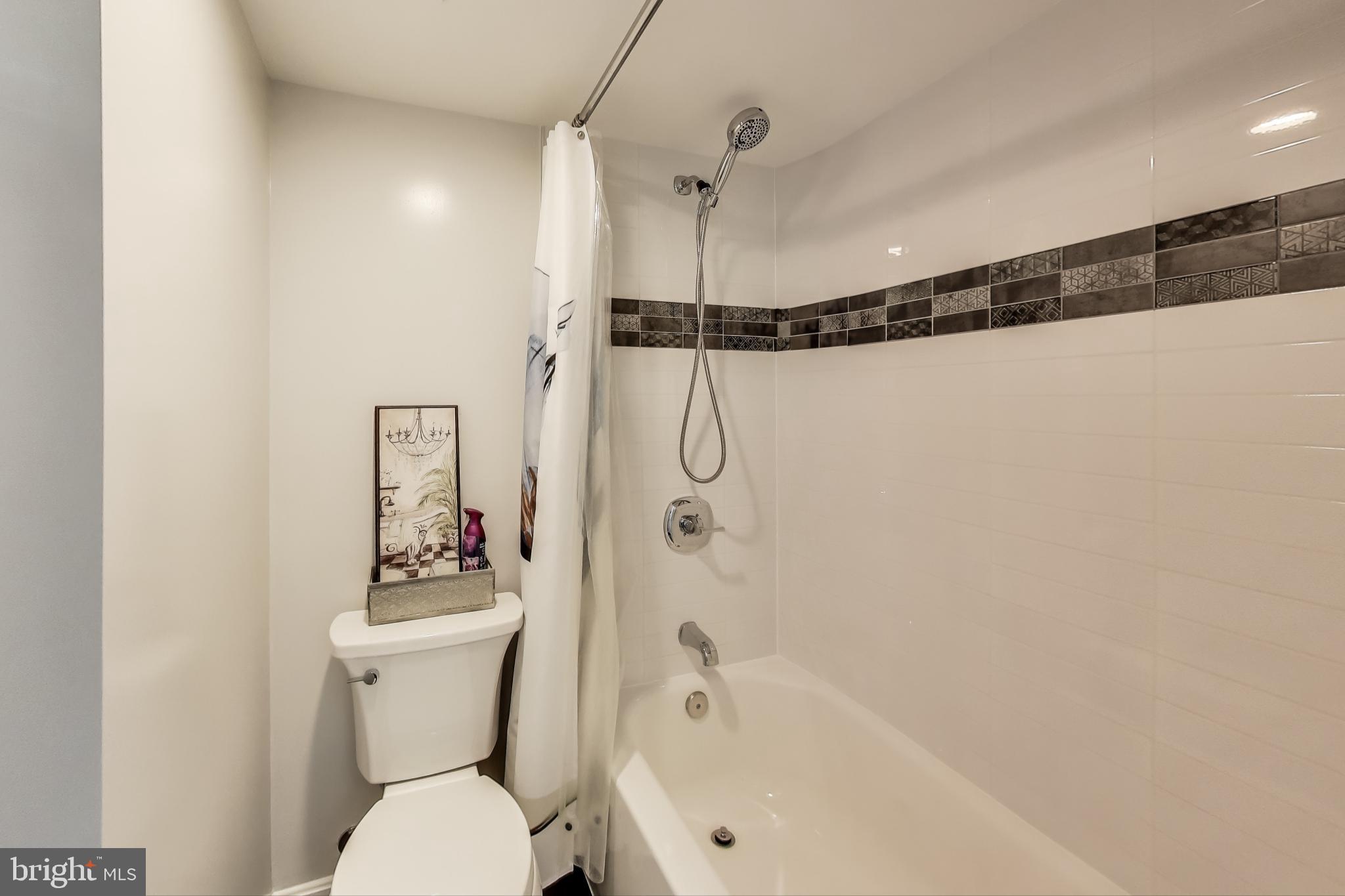 LAKESIDE PLAZA - Residential