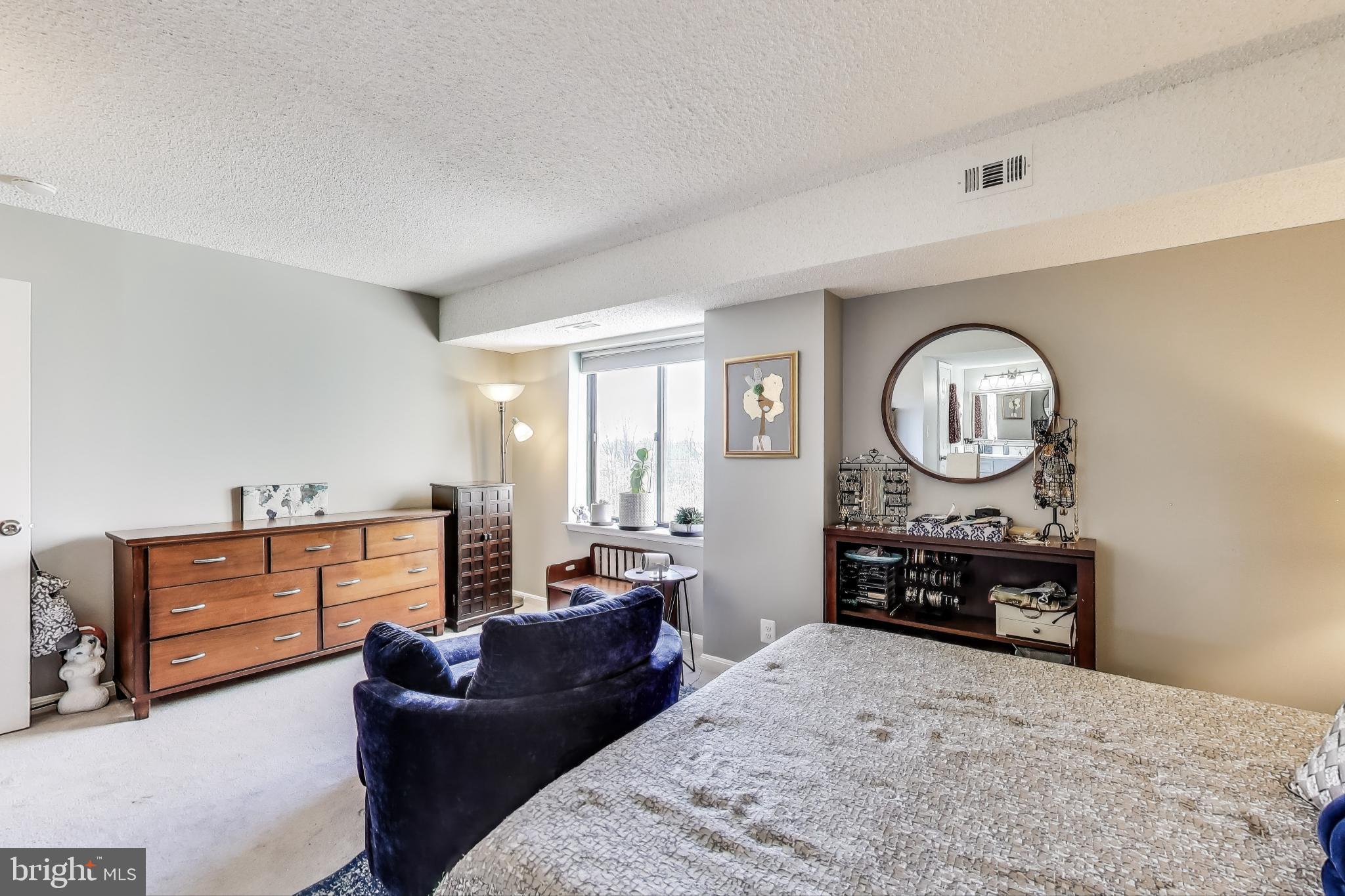 LAKESIDE PLAZA - Residential