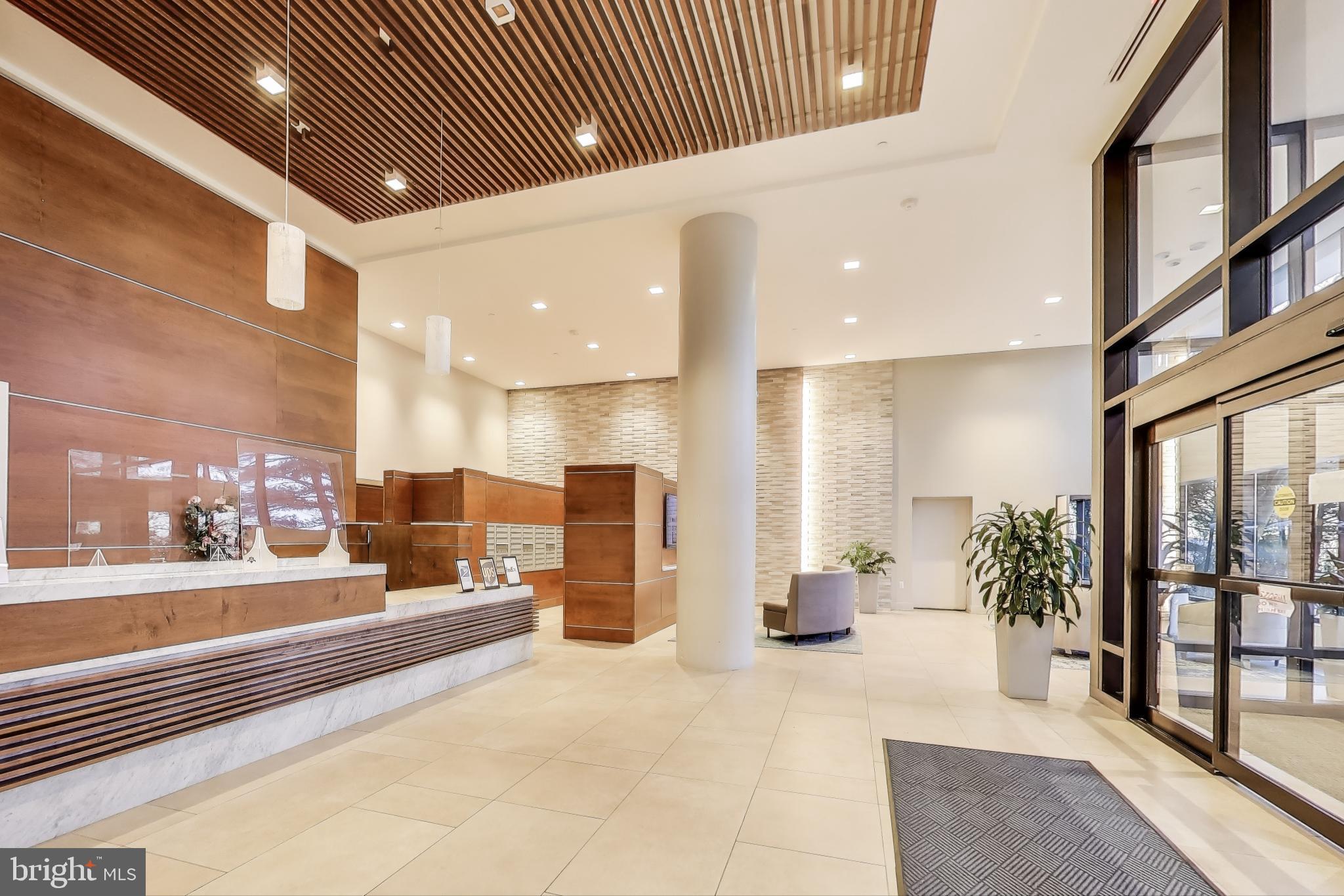 LAKESIDE PLAZA - Residential