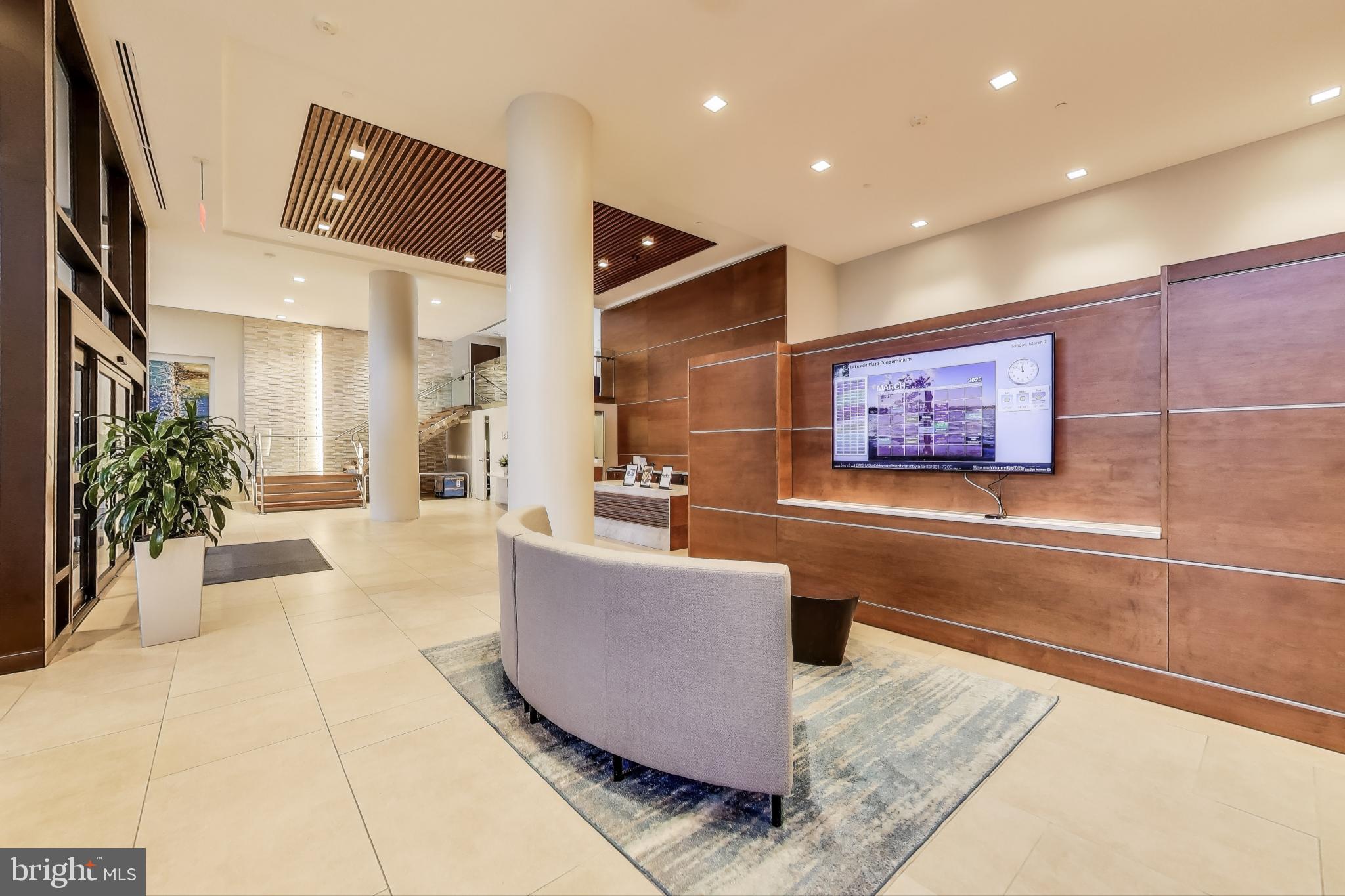 LAKESIDE PLAZA - Residential