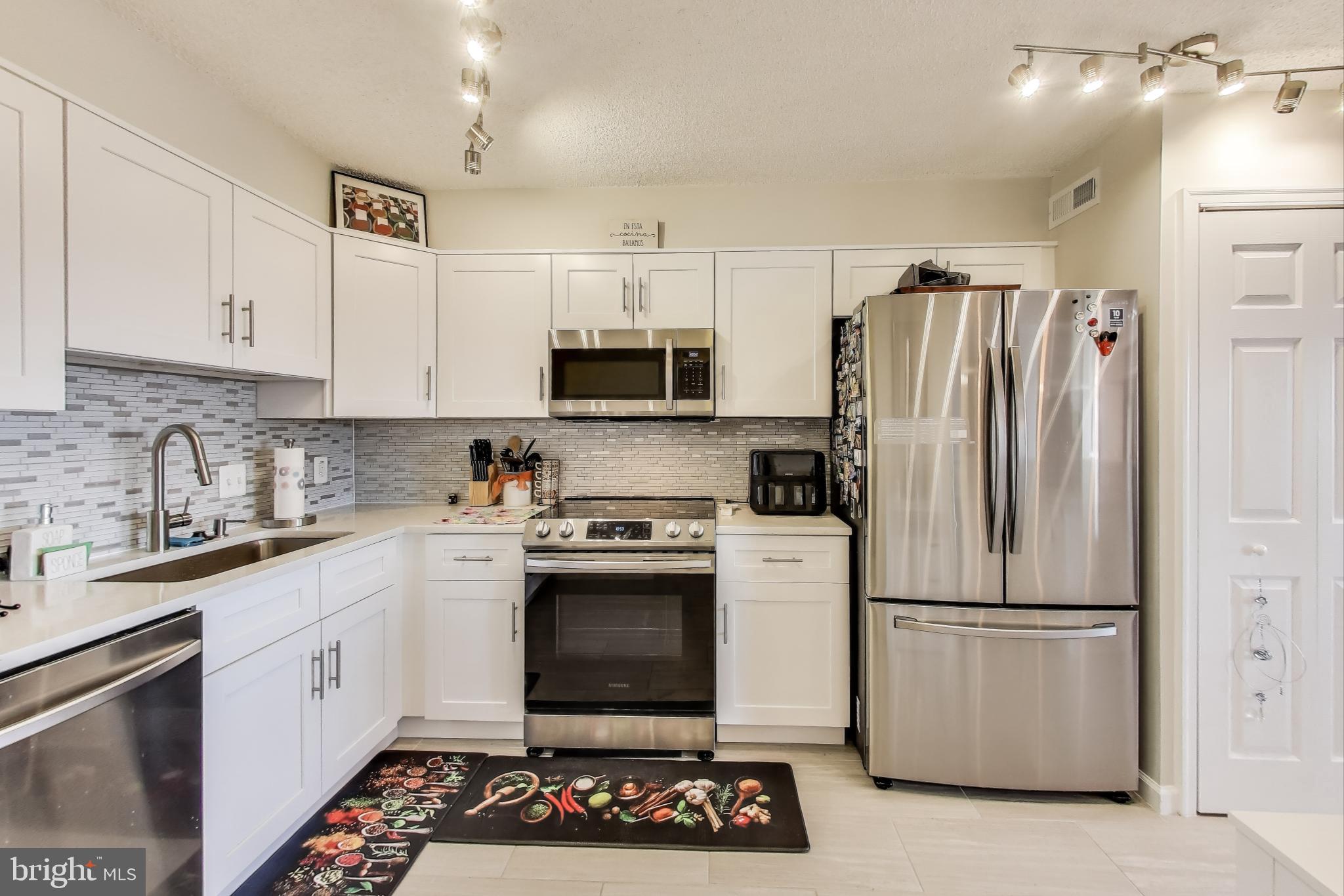 LAKESIDE PLAZA - Residential