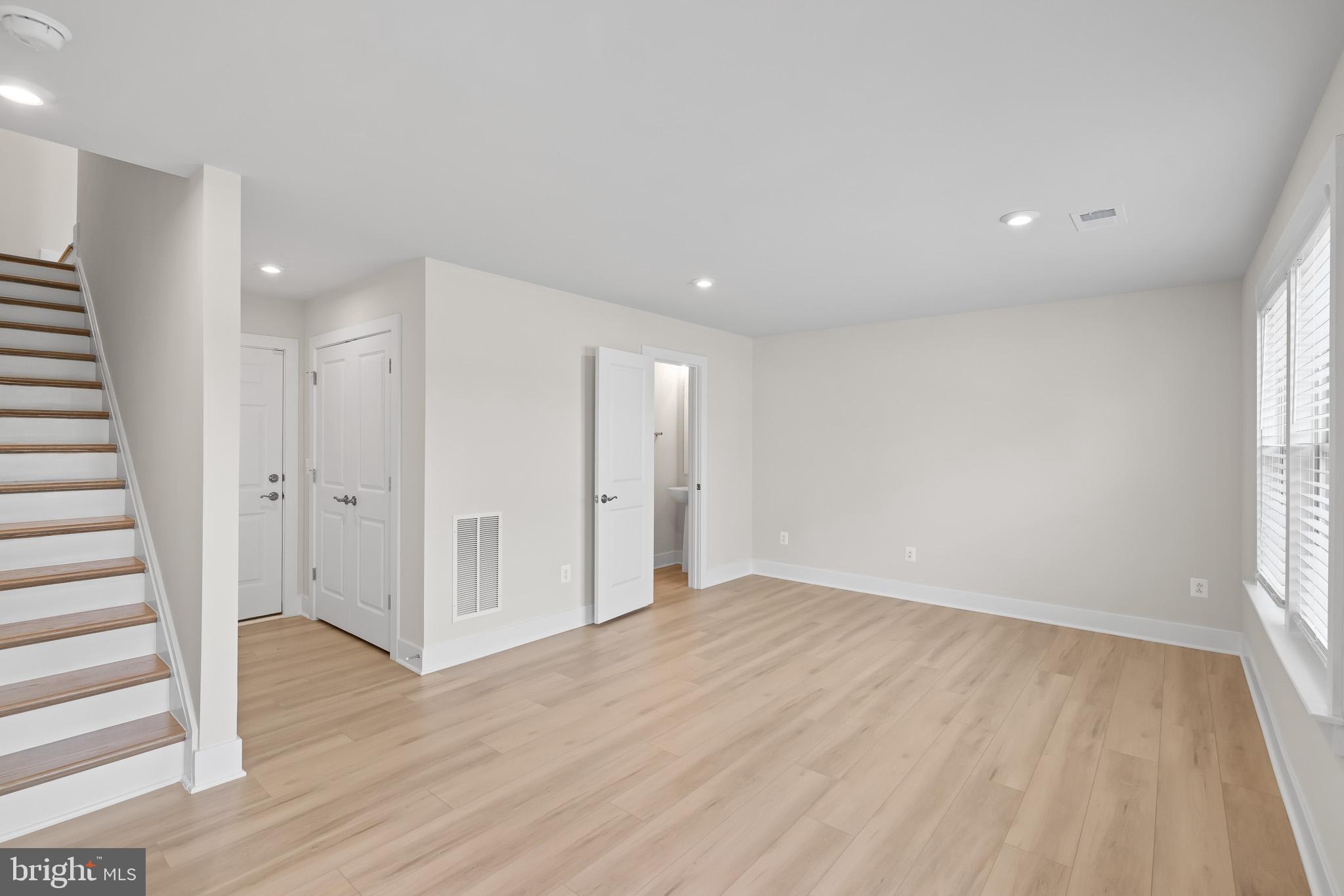 INNOVATION TOWN CENTER - Residential Lease