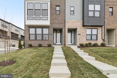 Photo of 5008 Henry King Way #16F, BOWIE, MD 20715 (MLS # MDPG2193990)
