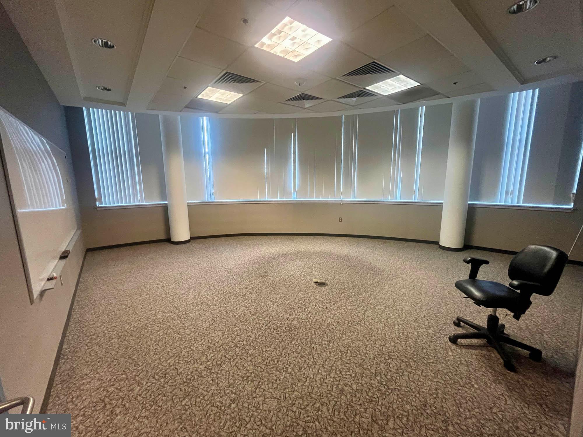 HOLABIRD - Commercial Sale
