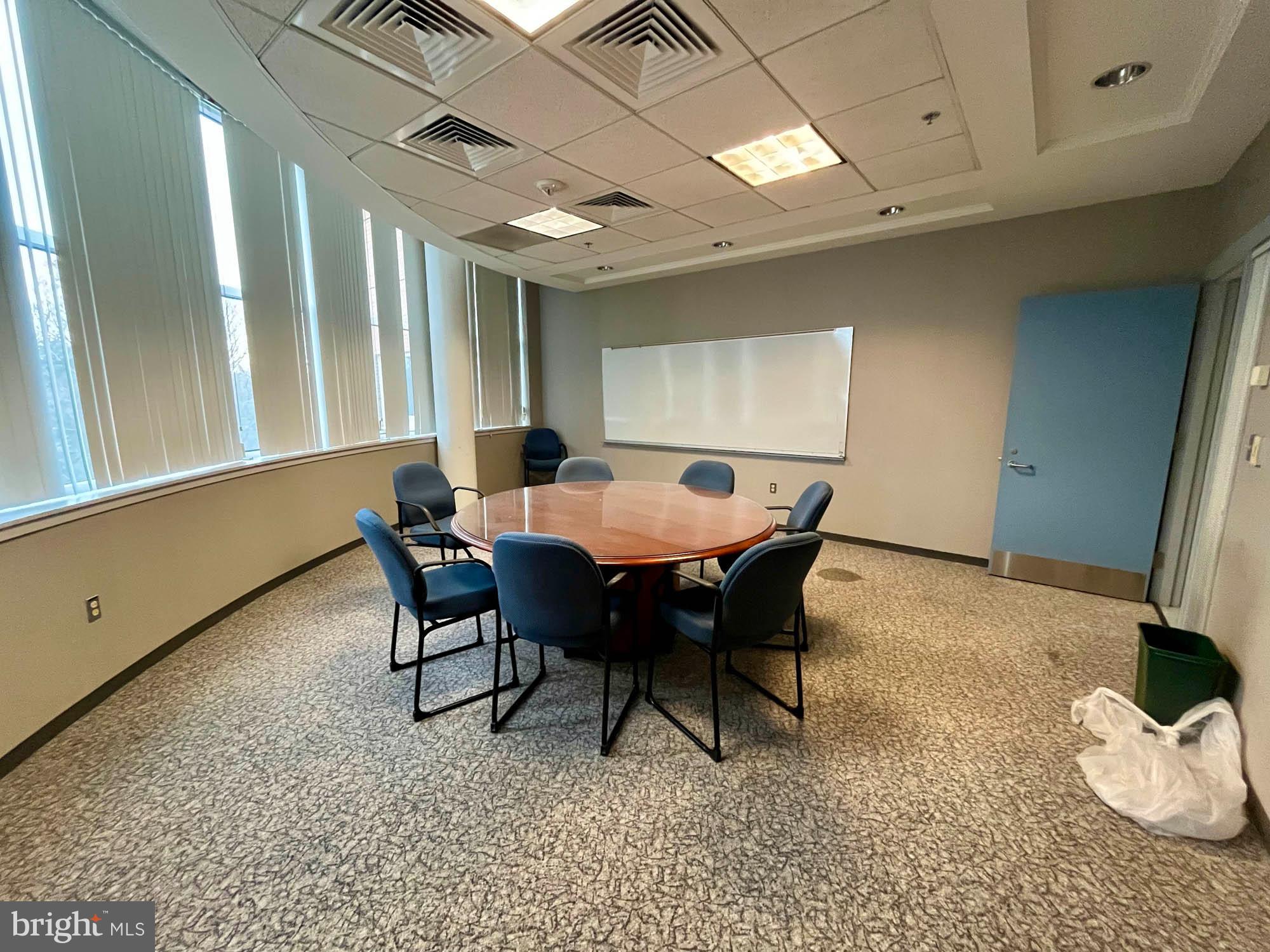 HOLABIRD - Commercial Sale