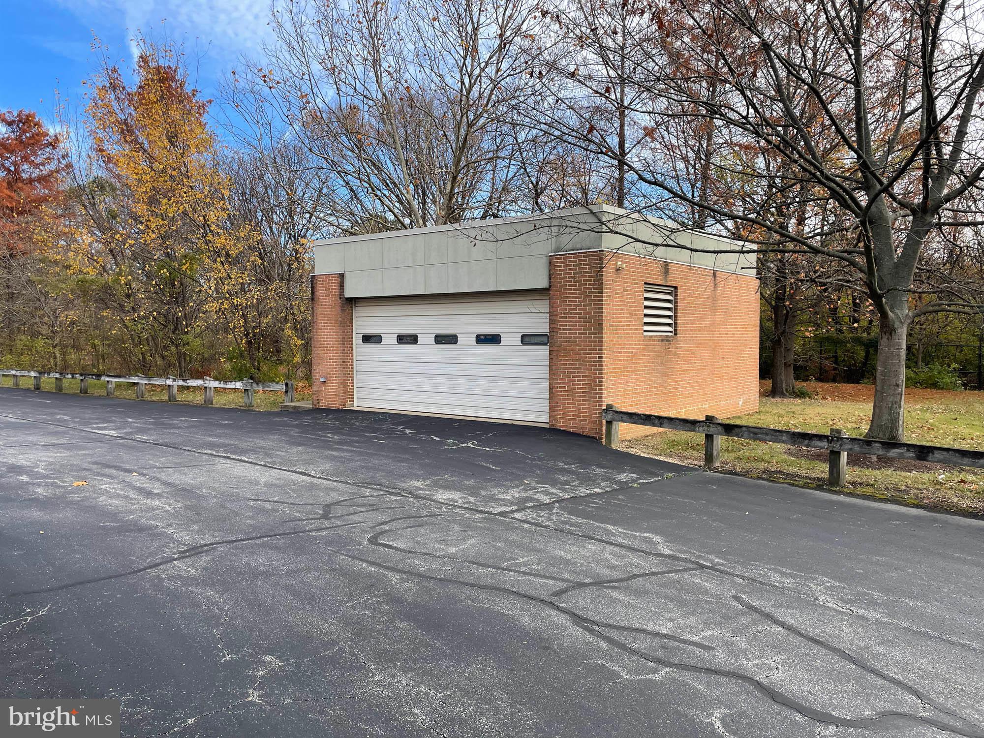 HOLABIRD - Commercial Sale