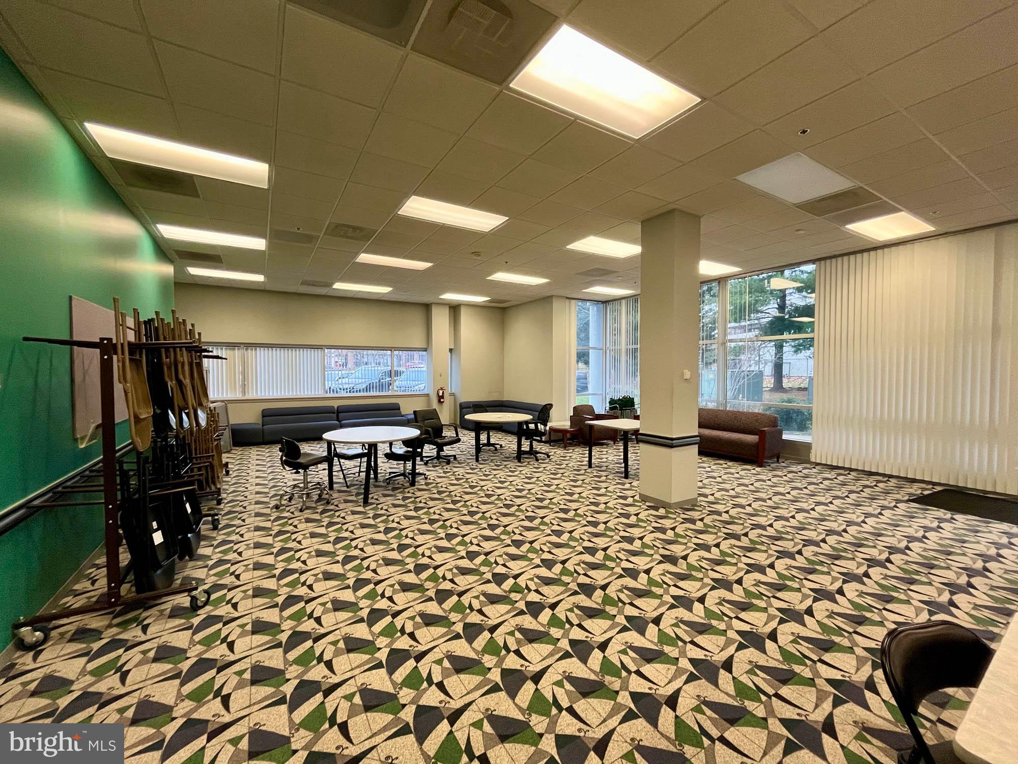 HOLABIRD - Commercial Sale