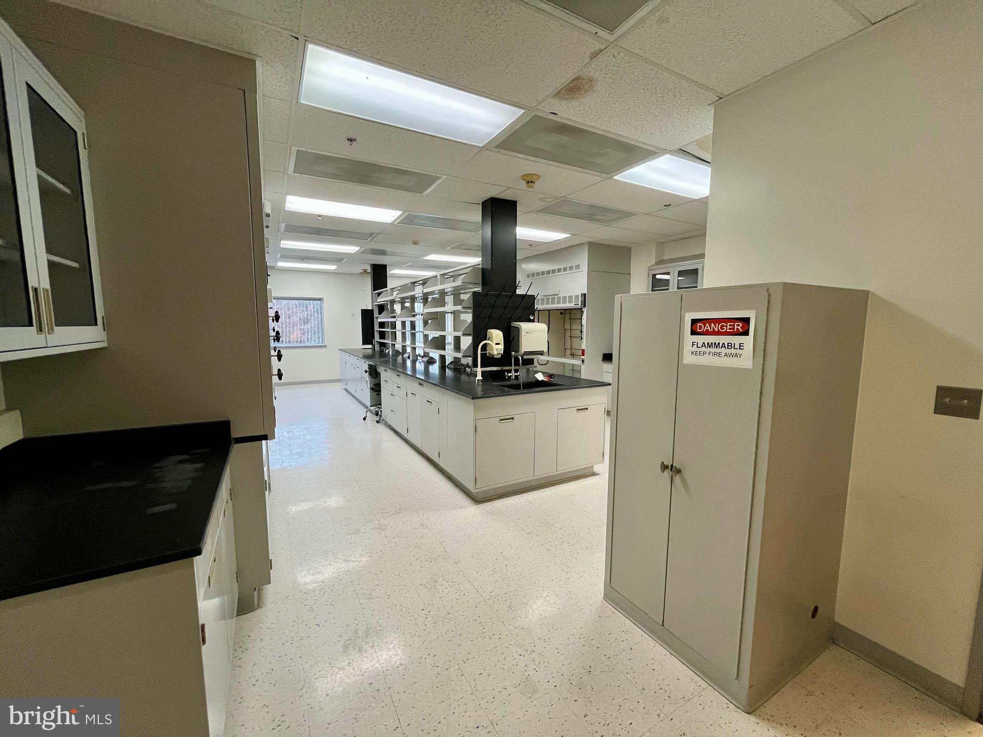 HOLABIRD - Commercial Sale