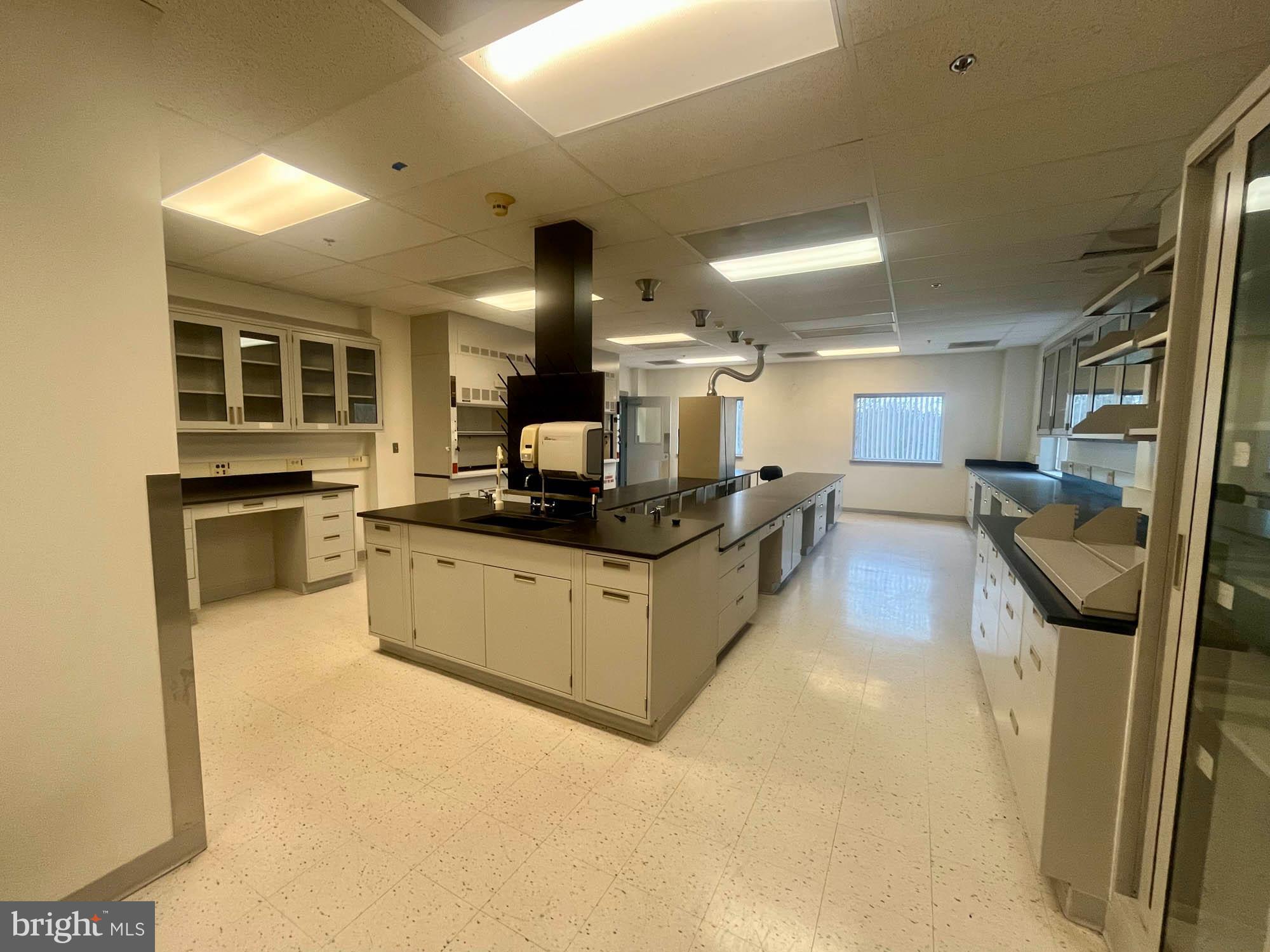 HOLABIRD - Commercial Sale