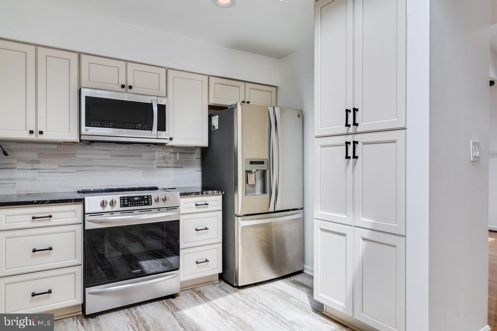 WHITE HALL - Residential