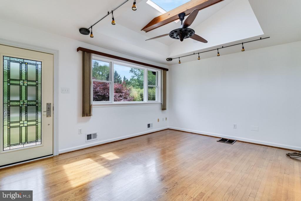 WHITE HALL - Residential