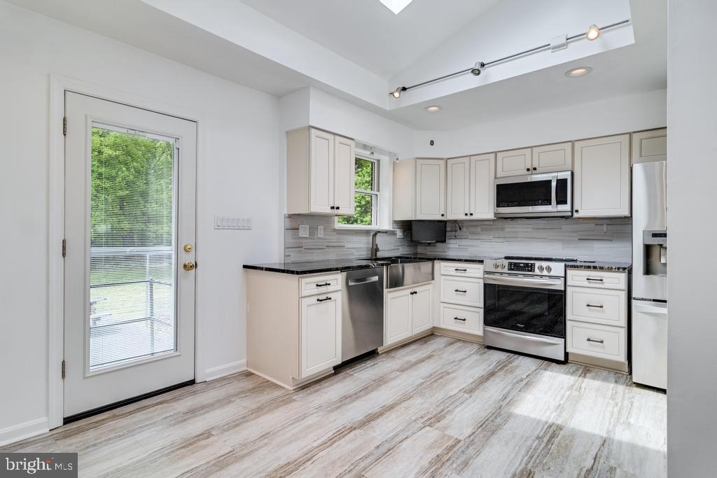 WHITE HALL - Residential