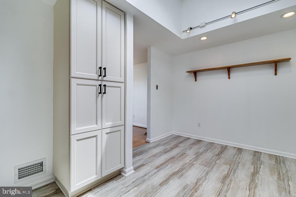 WHITE HALL - Residential