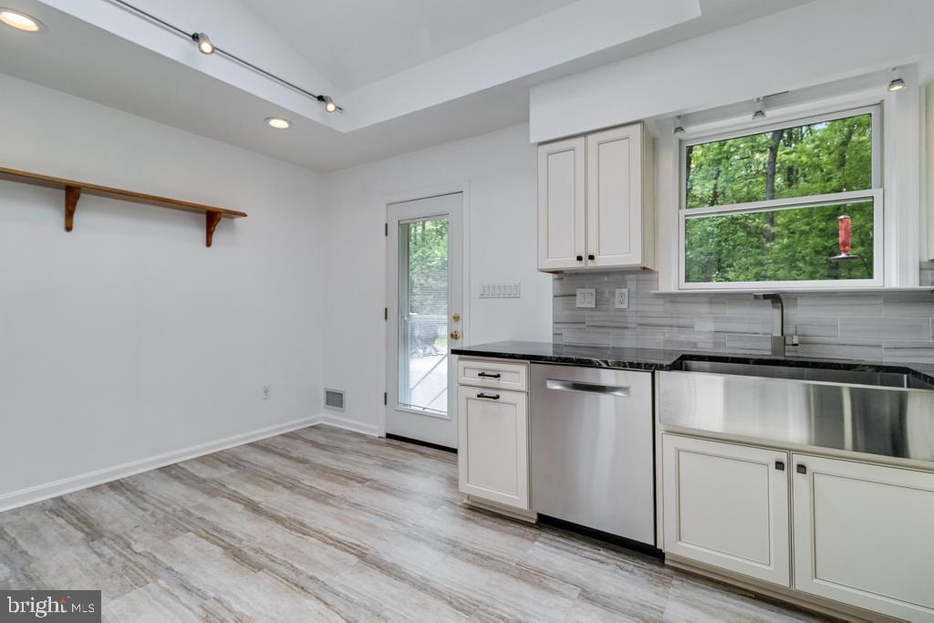 WHITE HALL - Residential