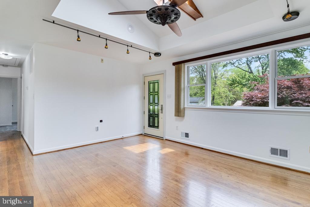 WHITE HALL - Residential