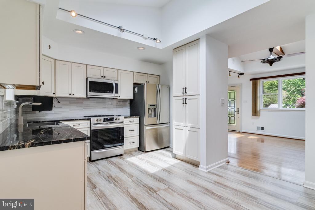 WHITE HALL - Residential