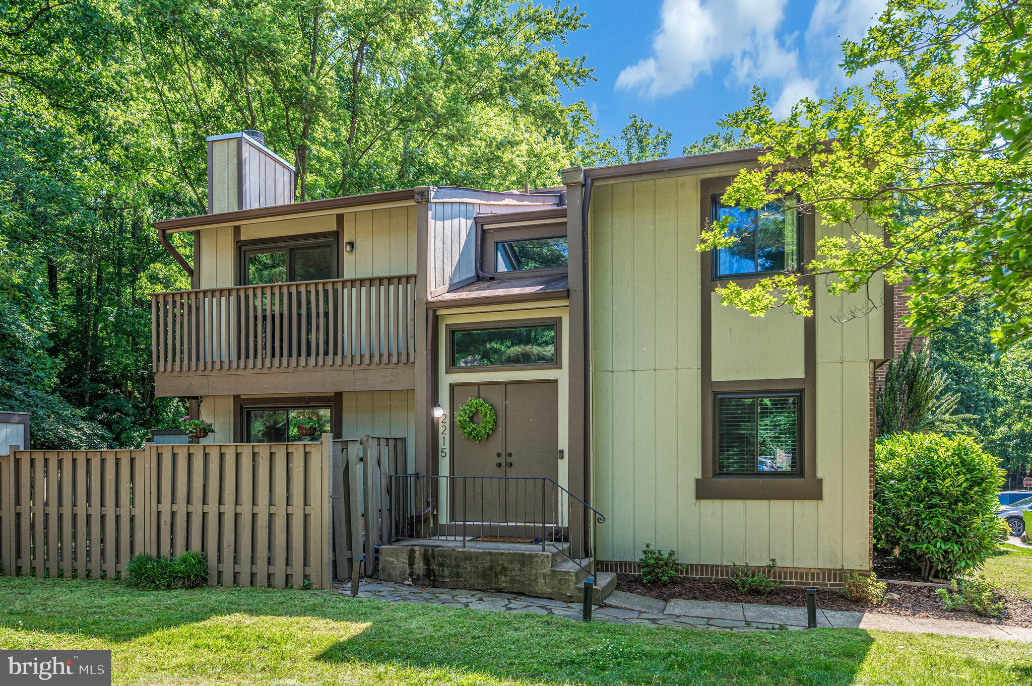 2215 GLENCOURSE LANE
